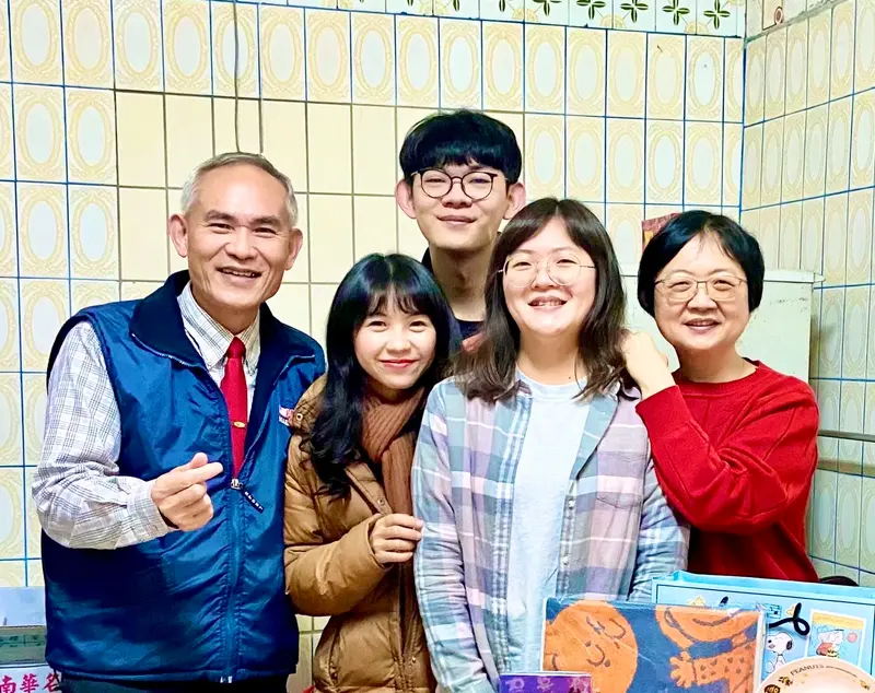 李進春牧師、王明玫師母、李如恩、李加恩姊妹