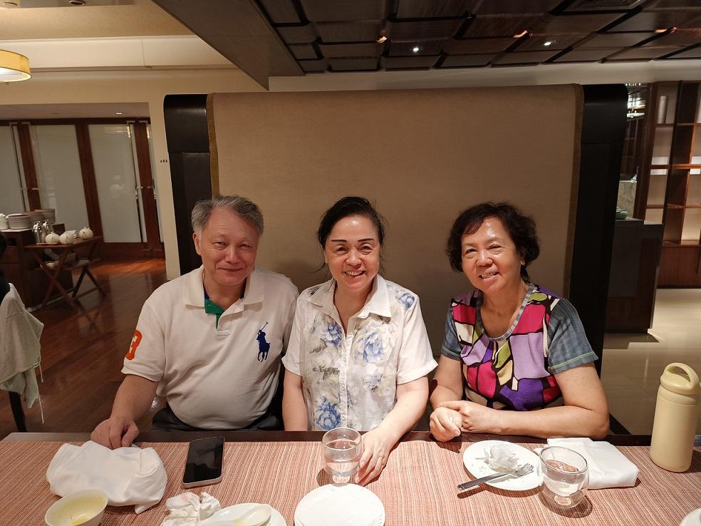 1120903牧師和妹妹妹夫合影