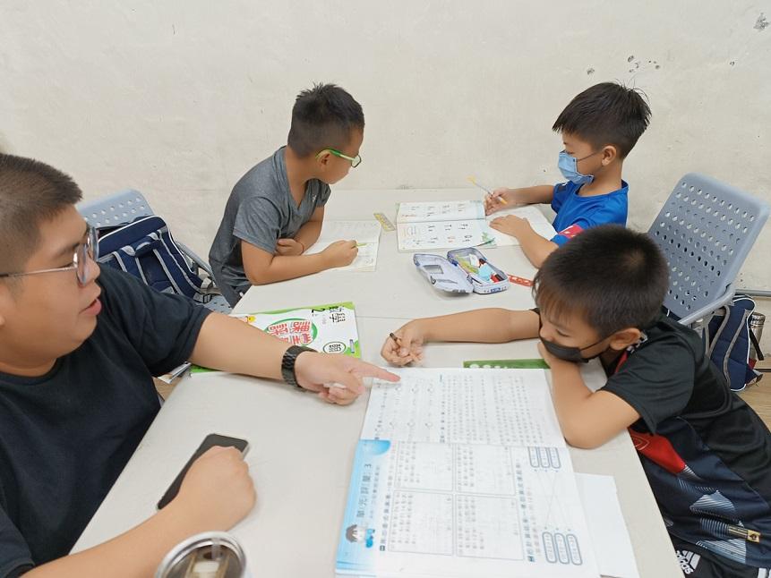 1120910老師指導學生