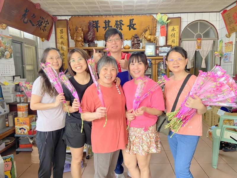 2024.5.12以康乃馨花祝福大西村的母親們