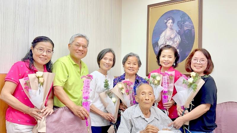 2024.5.12曾弟兄五兄妹於母親節與父母親歡聚慶祝