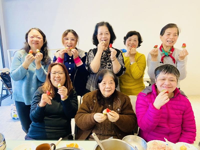 2025.3.23感謝吳姐妹帶來好吃的草莓及表芬、明珠、小丹姐妹們帶來佳餚美食