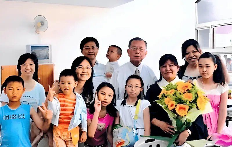 信神碩士畢業與親友合影