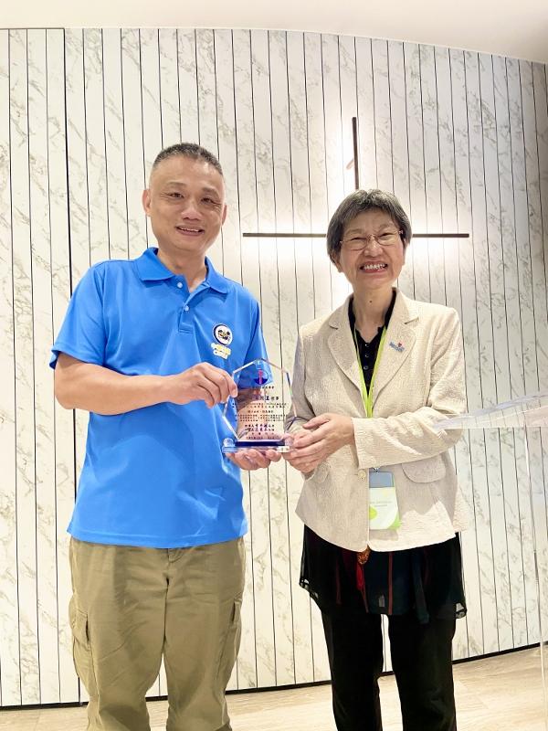 2025.4.13基福理事長葉秀敏長老代表基福以感謝狀感謝游川益理事大力支持大西教會建堂事工