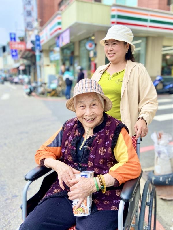 2025.4.13楊媽媽已90多歲了看護常常帶她出來走走