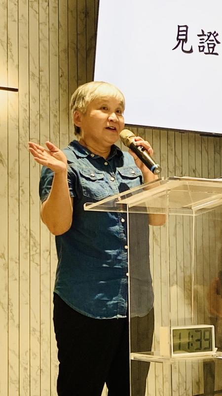 2025.4.20高姐妹於主日上台述說神奇妙的作為