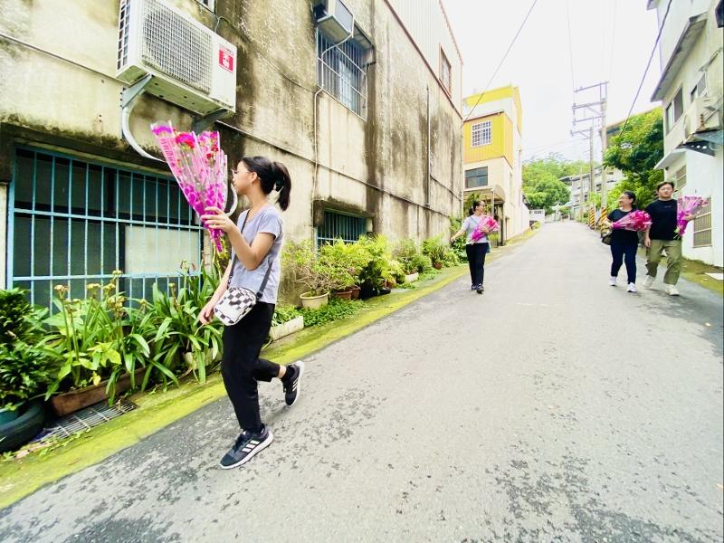 2025.5.11到大西村發送康乃馨花祝福每個偉大的母親