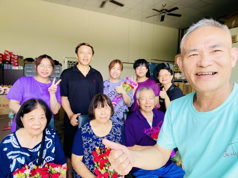 2025.5.11感謝田尾王老闆每年供應我們很漂亮的康乃馨花