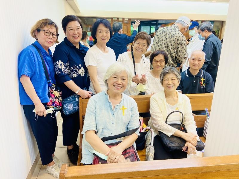 2025.5.18參加羅長老的告別式巧遇大龍村的村民朋友黃女士(後右三)