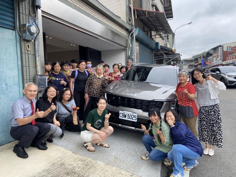 2025.5.25 1弟兄姐妹們於主日聚會後一起與福音車合照願神大大記念為福音車奉獻的肢體