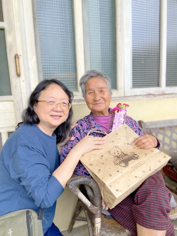 2025.5.4卜媽媽收到教會贈予的母親節禮物喜樂滿溢