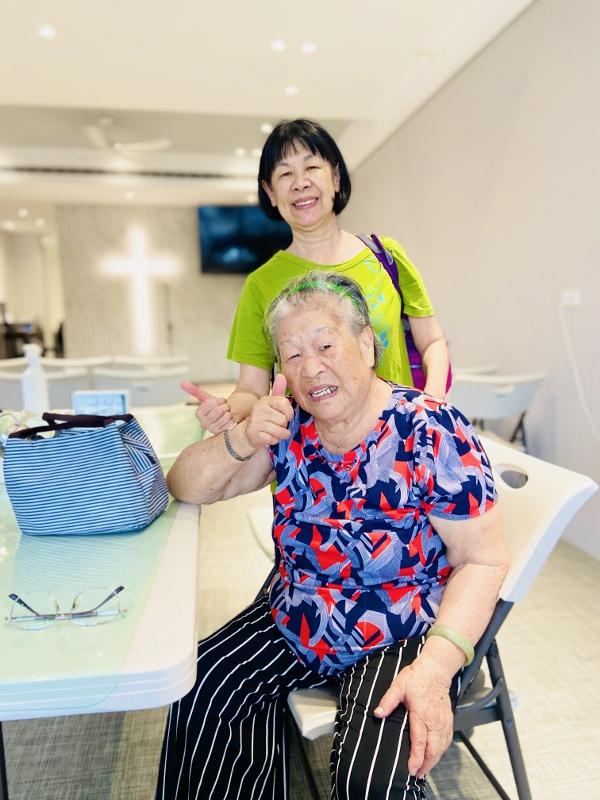 2025.6.15每週三方姐妹帶著88歲的媽媽到教會上真理課程