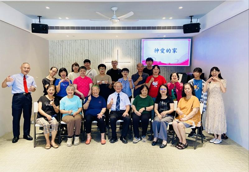 2025.6.22弟兄姐妹們與基福許書毓理事合影留念