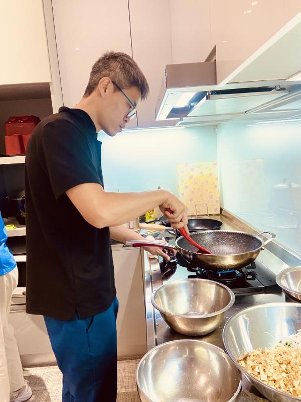 2025.6.29陳弟兄熱心服事正教導兒少如何烹食