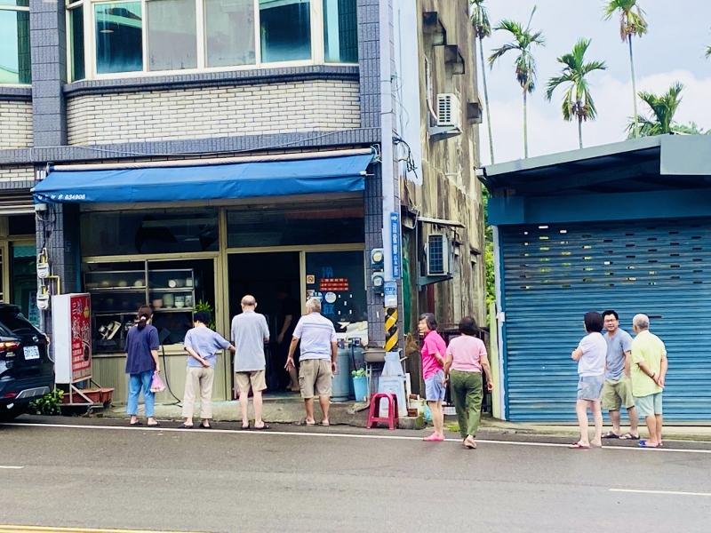 2025.6.8鄰居們聽到氣爆聲都來關心及協助郭先生及小店