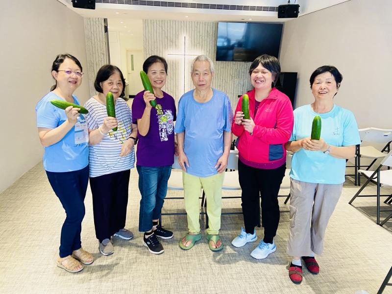 2025.6.8黃弟兄與活水小組的姐妹們合影留念並感謝姐妹送給大家自種的大黃瓜