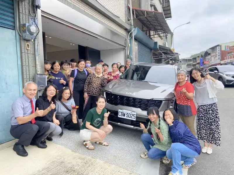 2025.5.25 1弟兄姐妹們於主日聚會後一起與福音車合照願神大大記念為福音車奉獻的肢體並使用福音車為福音效力