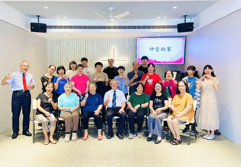 2025.6.22弟兄姐妹們與基福許書毓理事合影留念