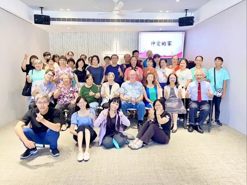 2025.8.10主日時弟兄姐妹們與新竹北門聖教會柯慧美師母張慕聖牧師康海文宣教士夫婦及同工們合影留念
