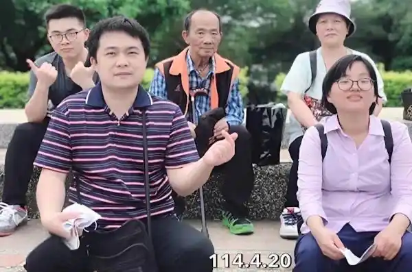 左一張光毅弟兄與父母兄嫂合影