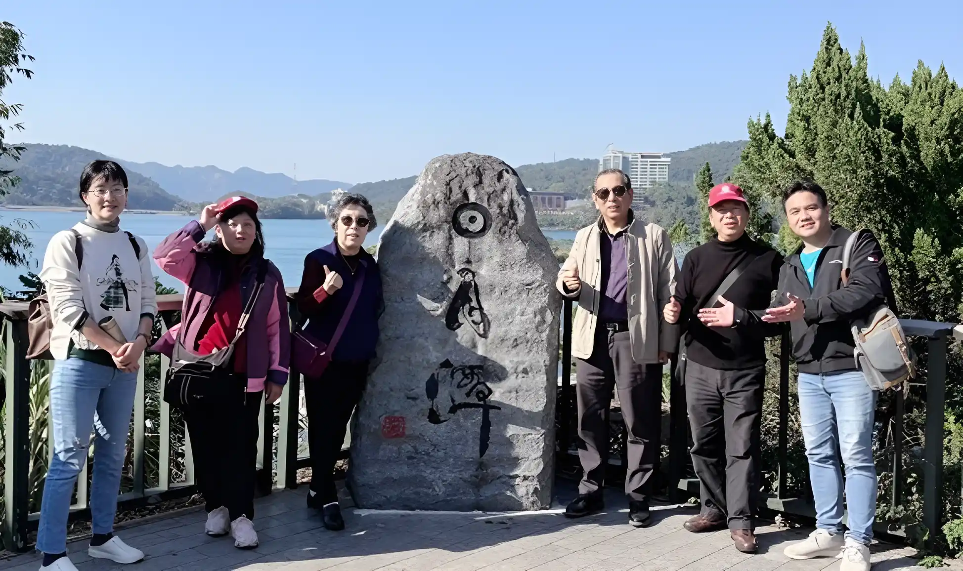 日月潭湖畔留影